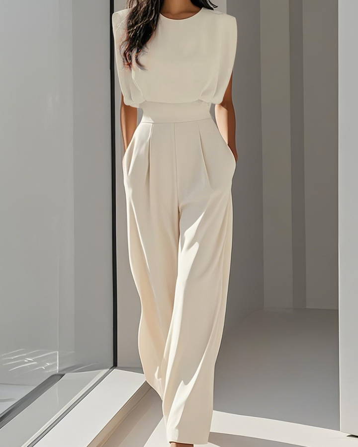 Tessa - Damen Jumpsuit in Off-White mit Rundhalsausschnitt.