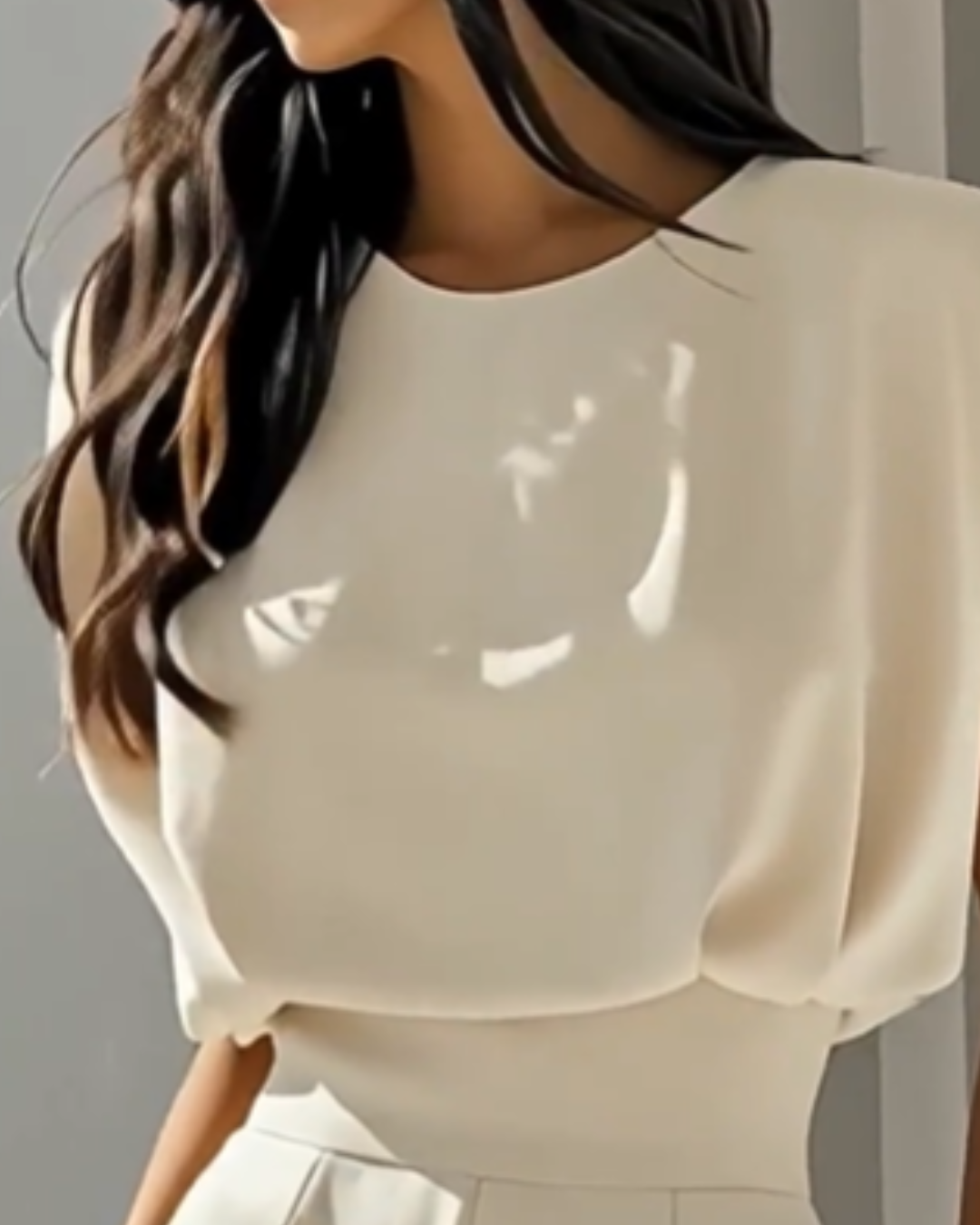 Tessa - Damen Jumpsuit in Off-White mit Rundhalsausschnitt.