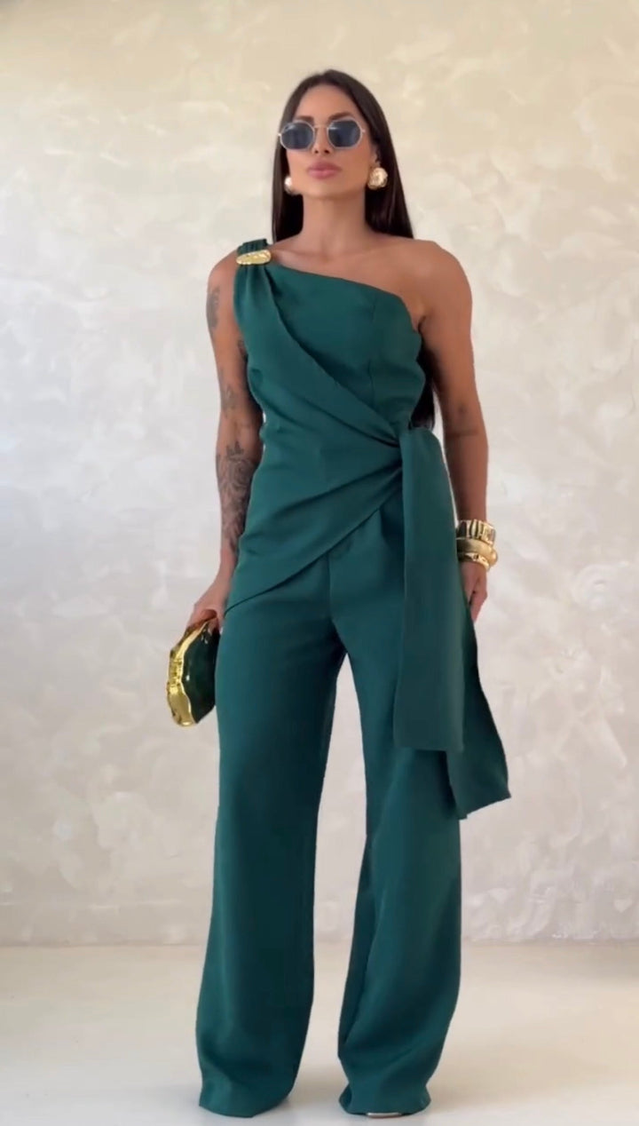 Rena - Hose und asymmetrischem Oberteil.
