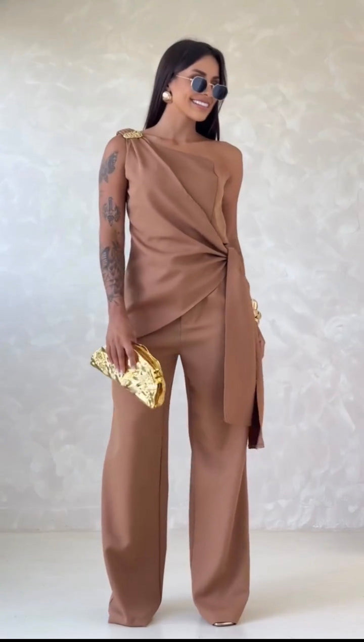 Rena - Hose und asymmetrischem Oberteil.