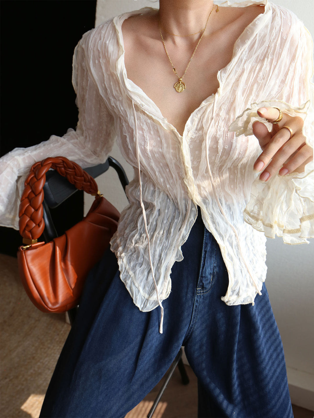 Chantal – Transparente Chiffonbluse mit Rüschenbesatz und langen Ärmeln