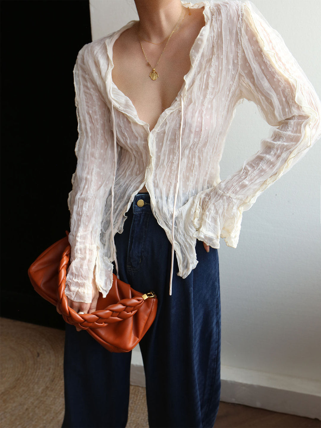 Chantal – Transparente Chiffonbluse mit Rüschenbesatz und langen Ärmeln