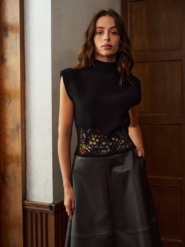 Gina – Strickweste mit Stehkragen und Blumenstickerei