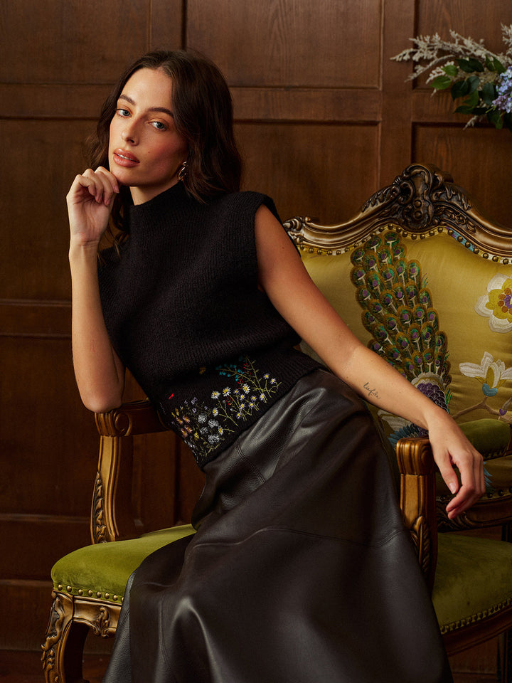 Gina – Strickweste mit Stehkragen und Blumenstickerei