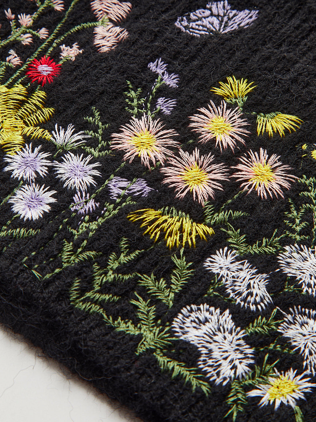 Gina – Strickweste mit Stehkragen und Blumenstickerei