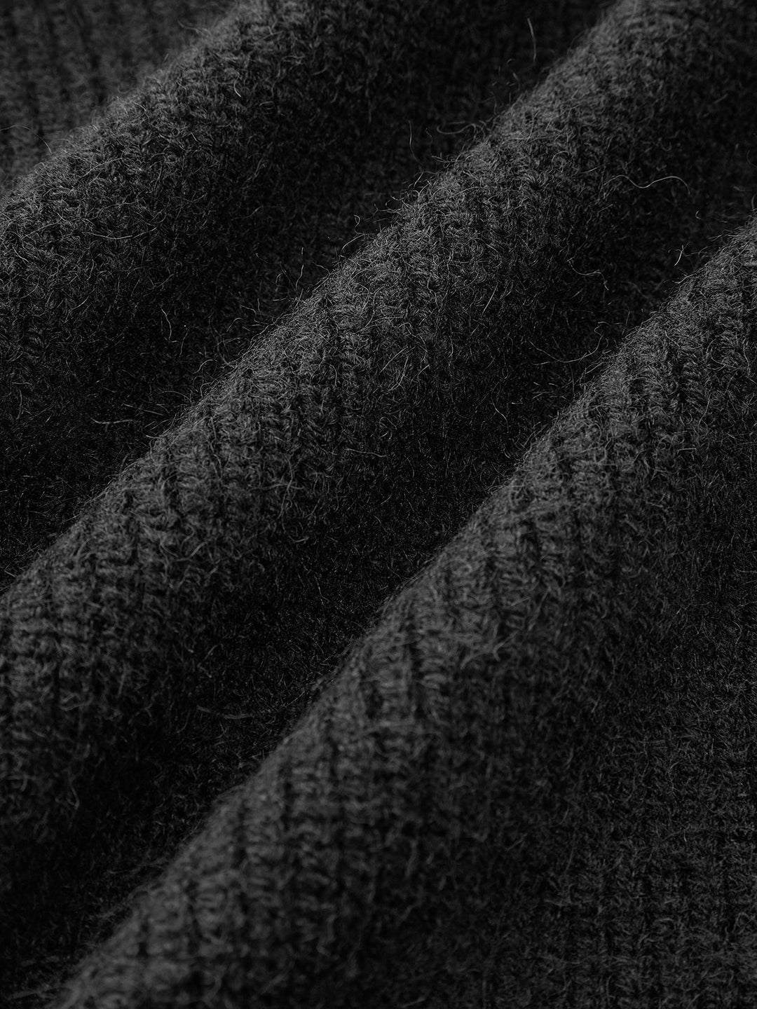 Gina – Strickweste mit Stehkragen und Blumenstickerei