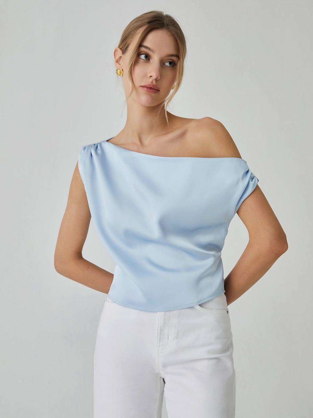 Arwen – Ein-Schulter-Bluse mit geknotetem Ausschnitt