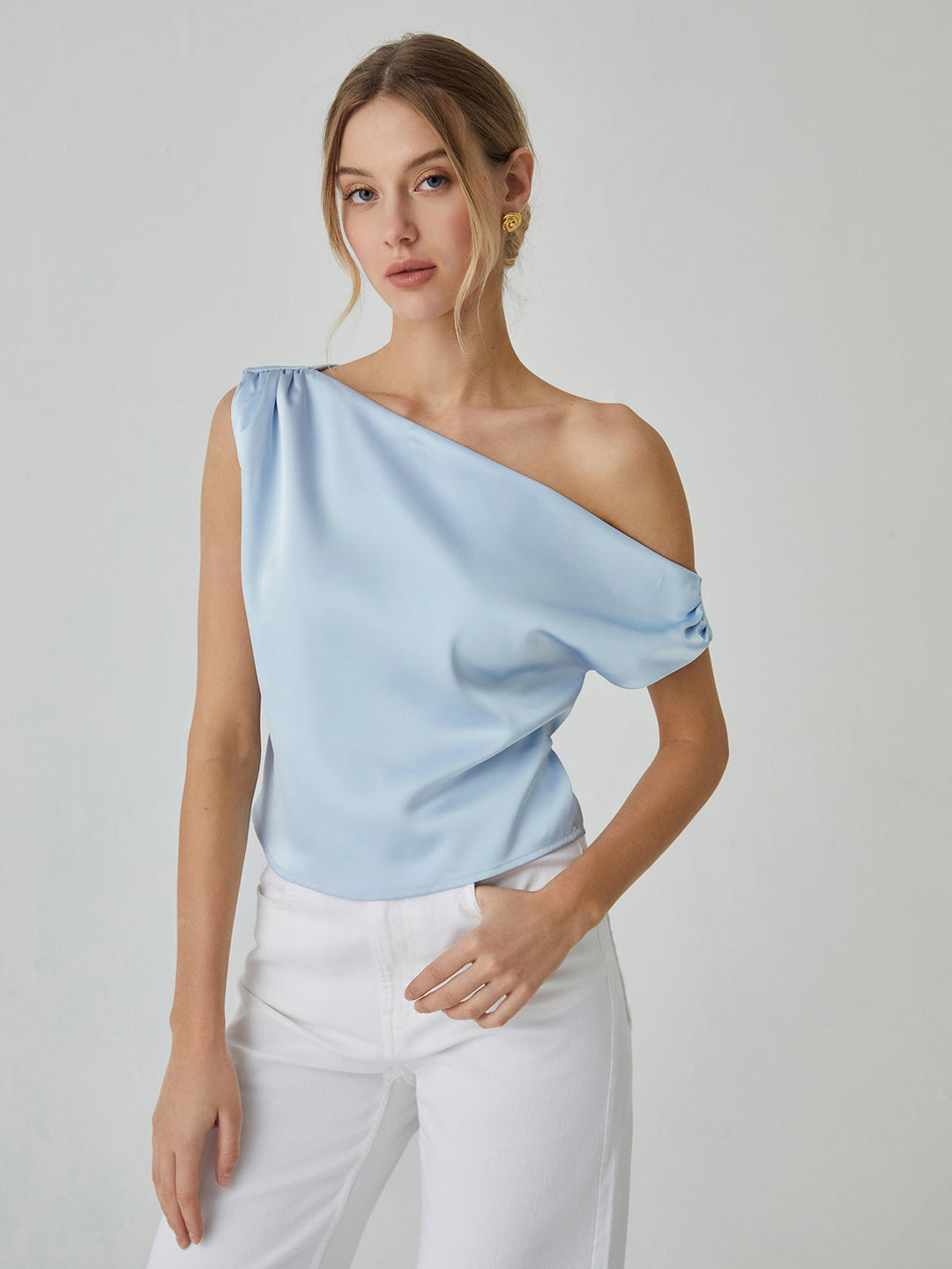 Arwen – Ein-Schulter-Bluse mit geknotetem Ausschnitt