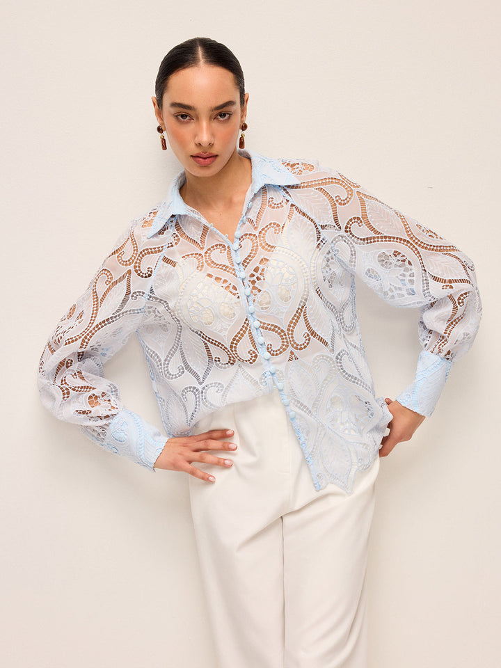 Elvira – Transparente Spitzenbluse mit Stoffknopf