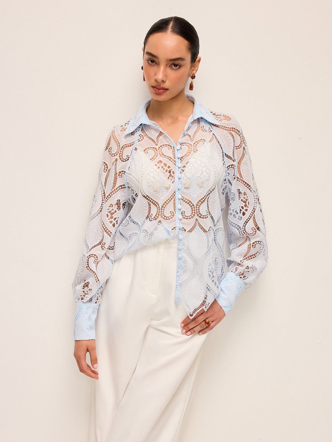 Elvira – Transparente Spitzenbluse mit Stoffknopf