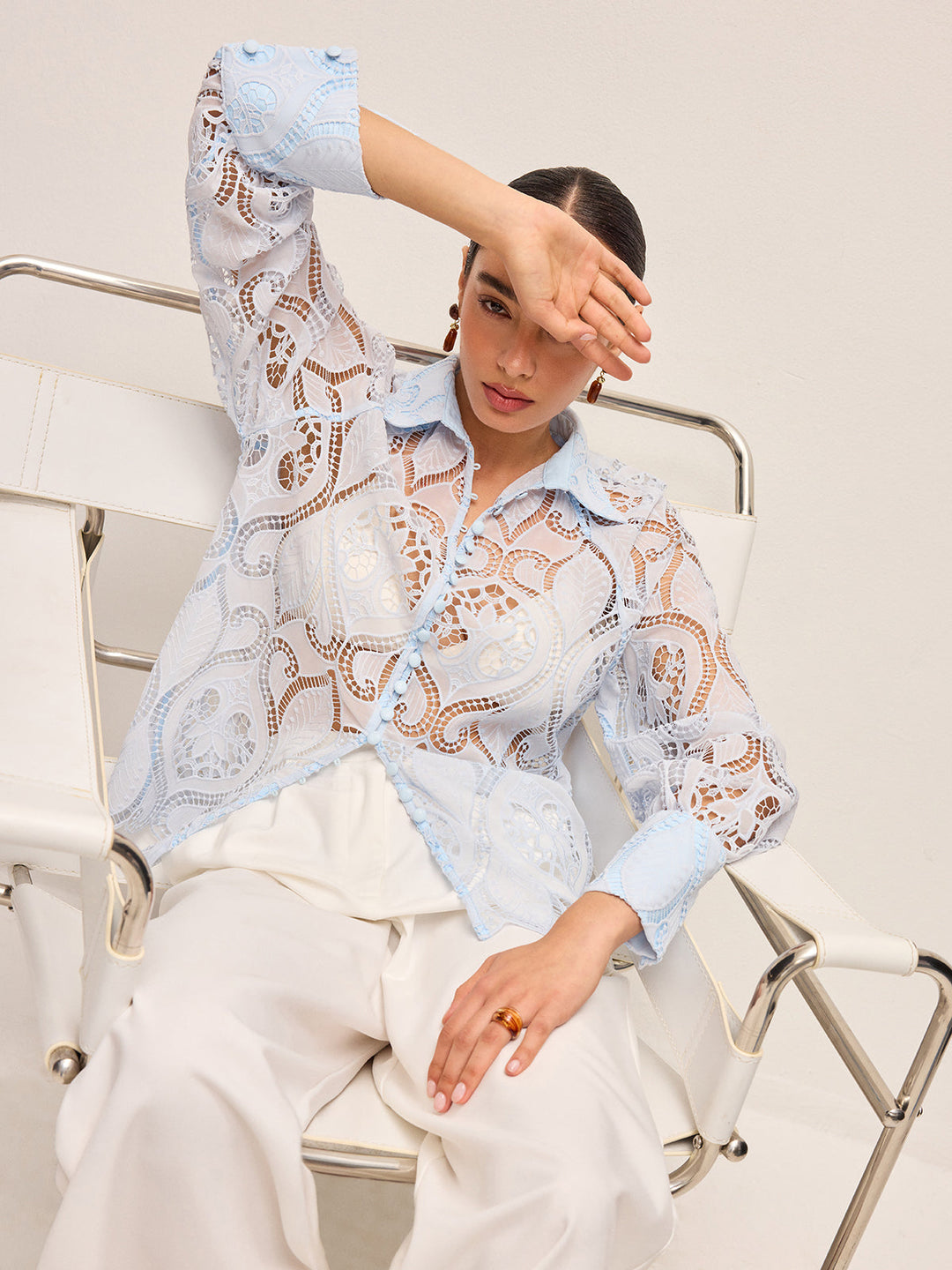 Elvira – Transparente Spitzenbluse mit Stoffknopf