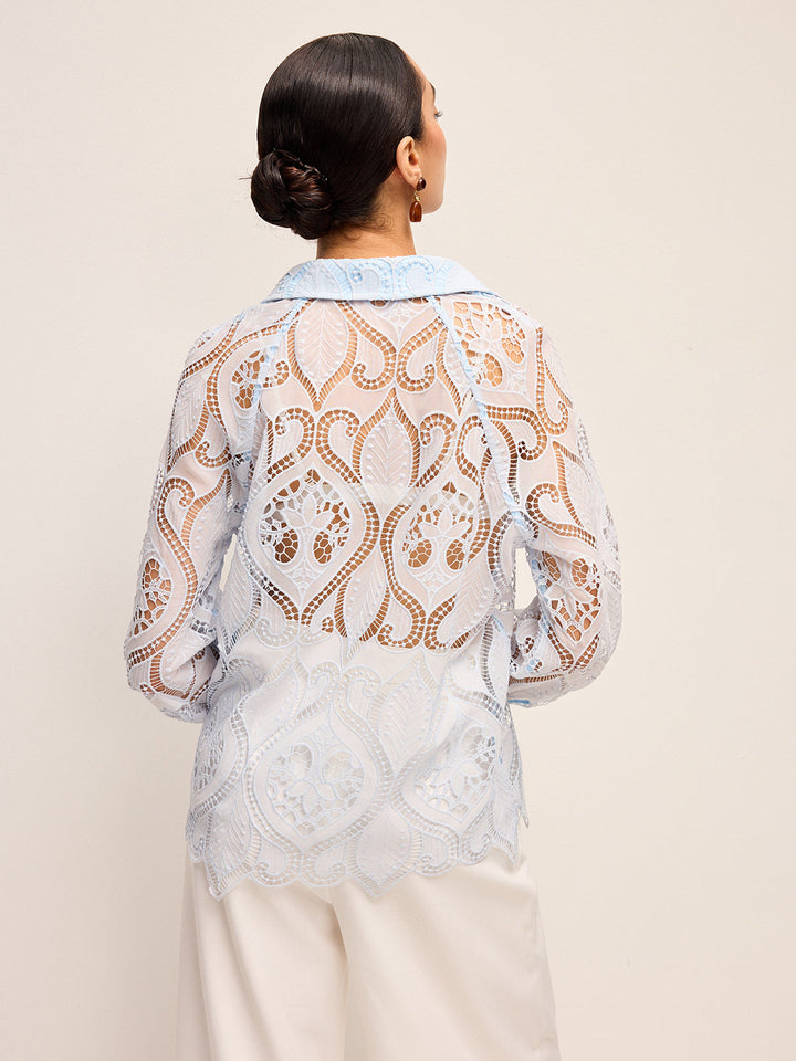 Elvira – Transparente Spitzenbluse mit Stoffknopf