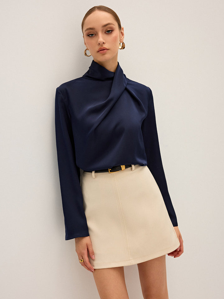 Lotte – Satinbluse mit drapiertem, hohem Kragen