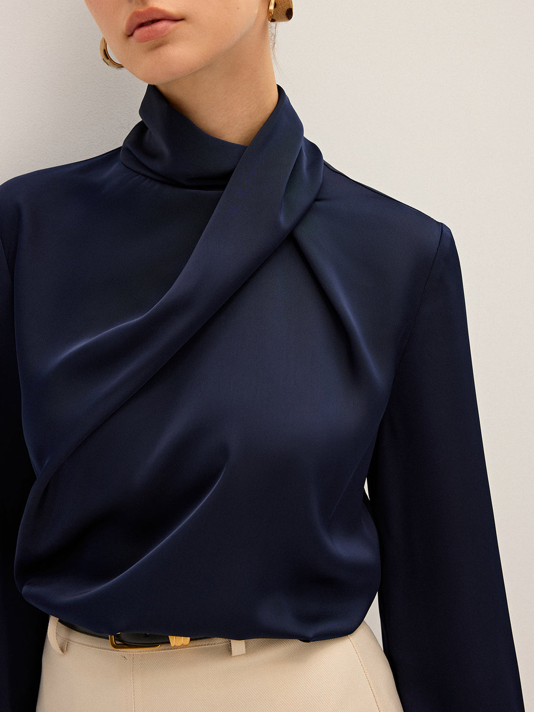 Lotte – Satinbluse mit drapiertem, hohem Kragen