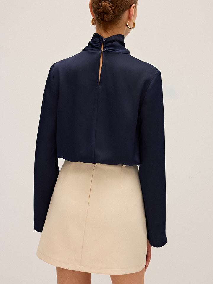 Lotte – Satinbluse mit drapiertem, hohem Kragen