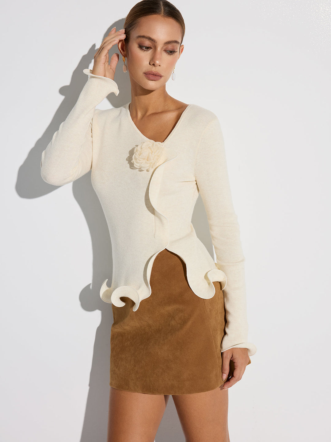 Jessica – Strickoberteil mit 3D-Blumenmuster und gerüschtem Saum