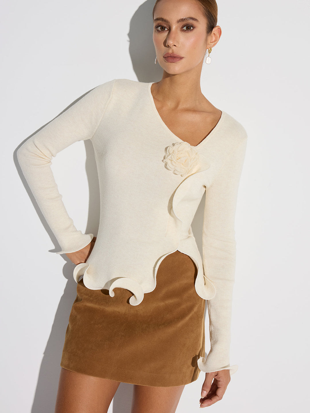 Jessica – Strickoberteil mit 3D-Blumenmuster und gerüschtem Saum