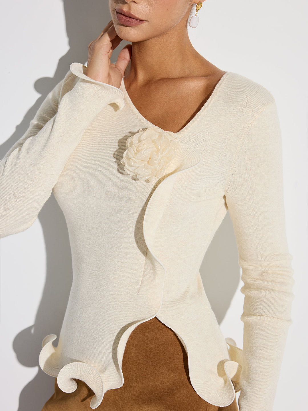 Jessica – Strickoberteil mit 3D-Blumenmuster und gerüschtem Saum