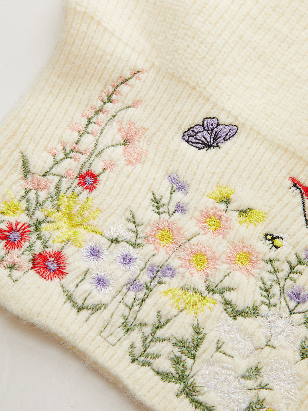 Gina – Strickweste mit Stehkragen und Blumenstickerei