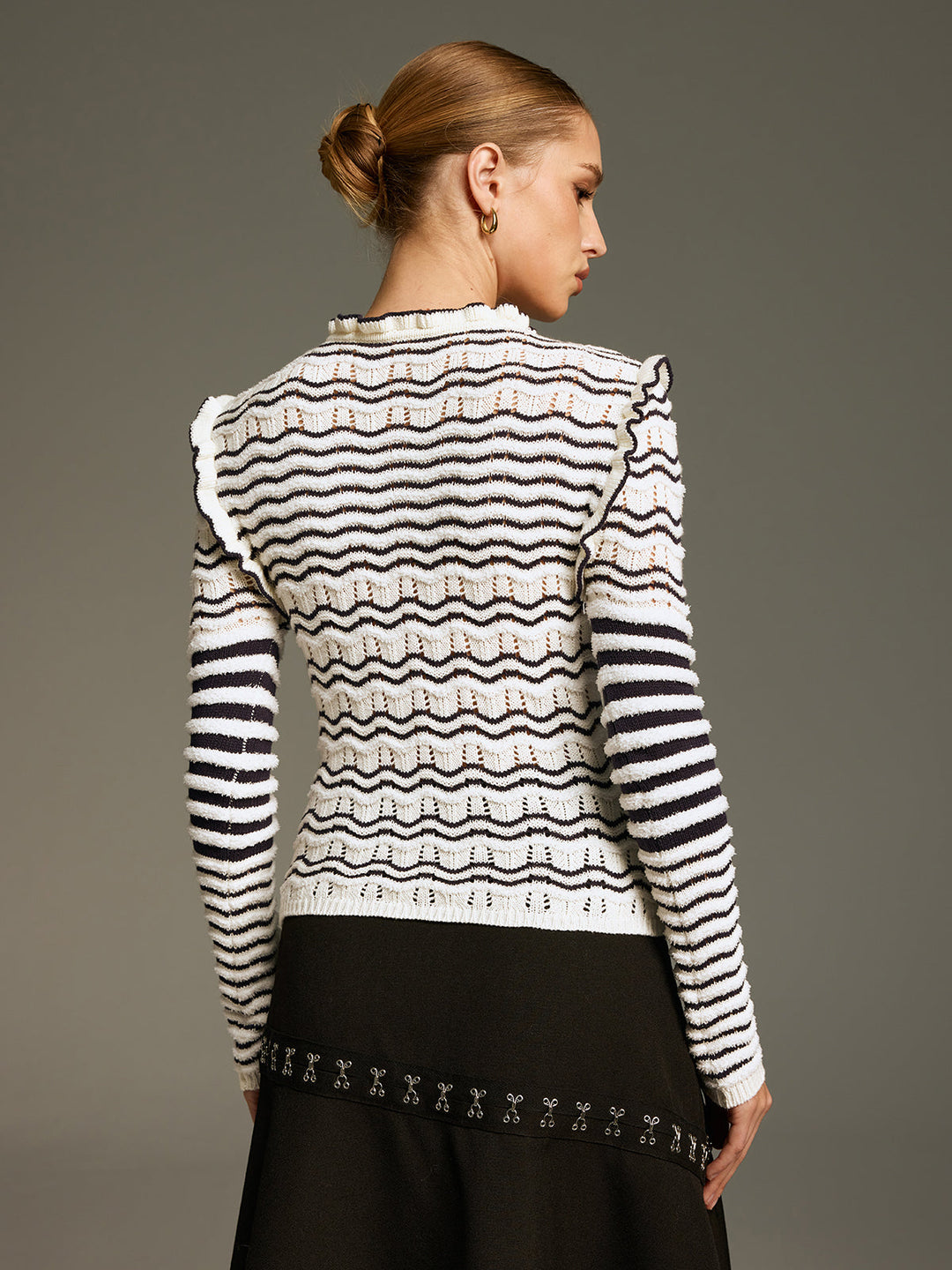 Celina – Gestreiftes, durchbrochenes Strickoberteil mit Rüschen