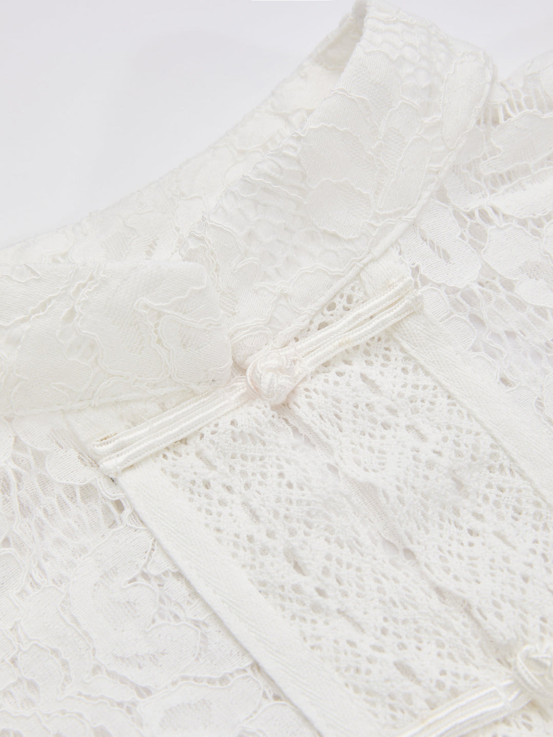 Saskia – Bluse mit Mandarin-Kragen und Schnürverschluss