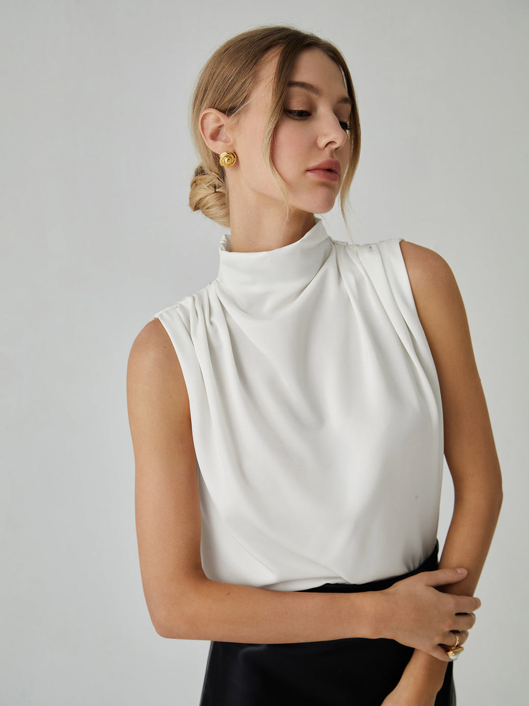 Annika – Plissierte, ärmellose Bluse mit hohem Kragen