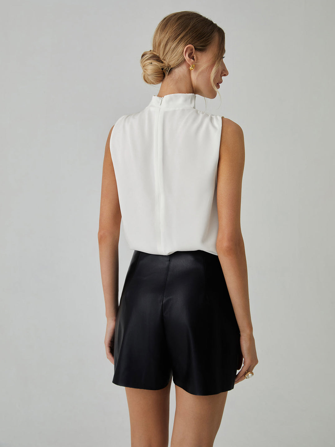 Annika – Plissierte, ärmellose Bluse mit hohem Kragen