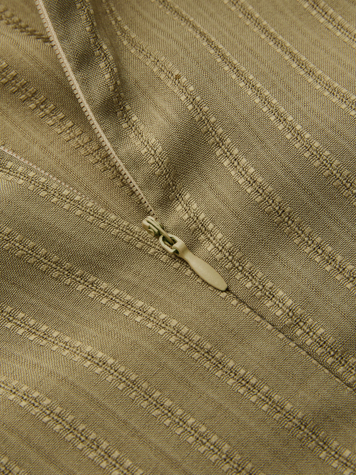 Astrid – Bluse mit Bindegürtel, strukturiertem Stehkragen und Glockenärmeln
