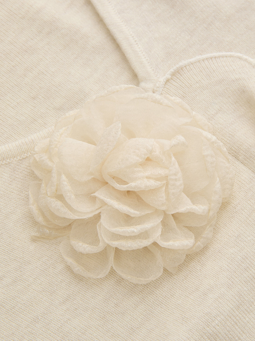 Jessica – Strickoberteil mit 3D-Blumenmuster und gerüschtem Saum