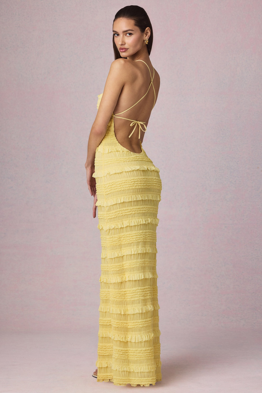 Elisa – Rückenfreies Maxikleid mit Neckholder in Zitronengelb